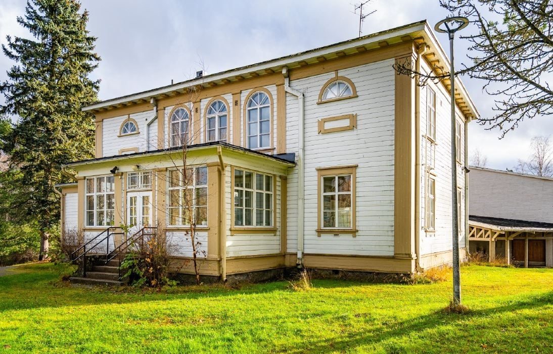 Iittalan Kartanon historiallinen päärakennus ulkoa kuvattuna
